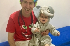 Doctor Oscar con niño disfrazado de elefante
