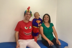 Doctor Oscar con niño disfrazado de superman y su mamá