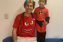 Doctor Oscar con niño disfrazado de Señor increible