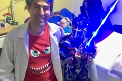 Doctor Oscar con niño disfrazado de robot